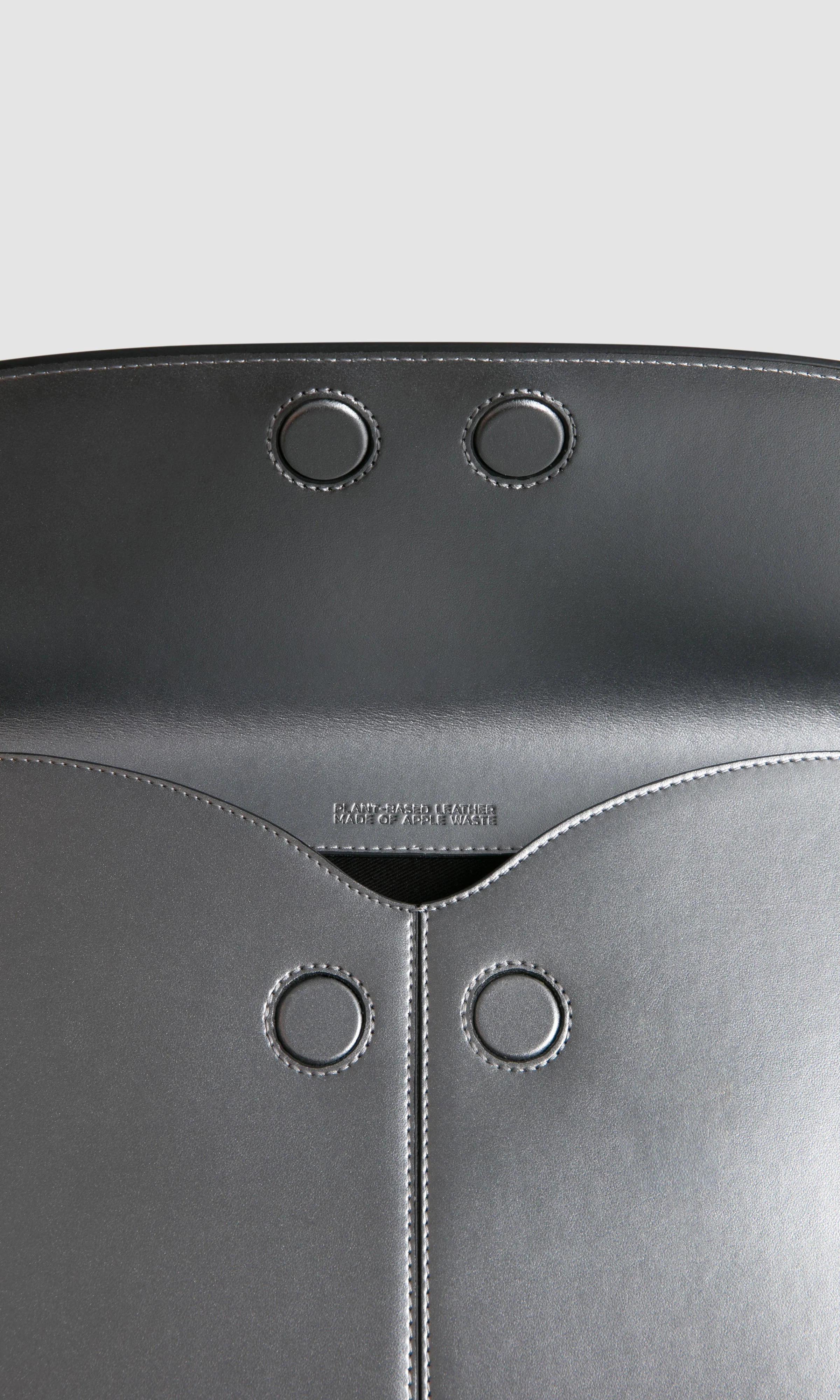 LOYAUTÉ - METAL LAPTOP BAG - Image 4